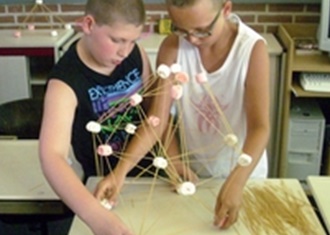 Toren uit spaghetti en marshmallows